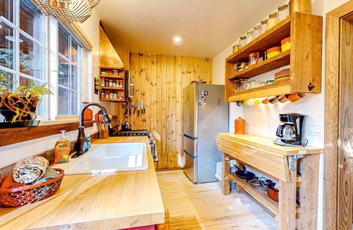 Fort Bragg Cabin | Magical Redwood Getaway-Outdoor Tub & Dog-Friendly
