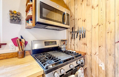 Fort Bragg Cabin | Magical Redwood Getaway-Outdoor Tub & Dog-Friendly
