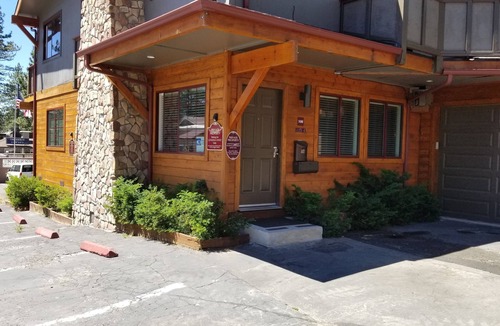 Lakeside Park Villa | Main House, 2 bdrm, 1 1/2 bath, Game room, Pool Table, Spa, Kitchen