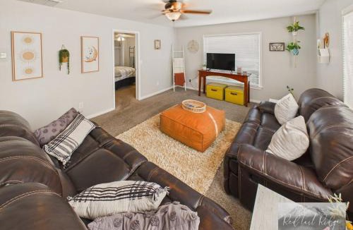 Philomath House | Main St New with AC Monthly stays Charming Cottage KING BED