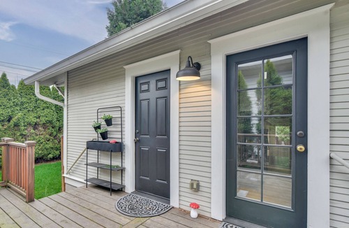 Hough House | Main Street Retreat! Urban Cottage in Vancouver