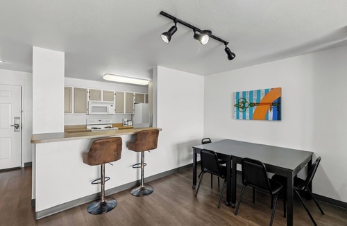 Paradise Hotel | MainStay Suites Las Vegas Flamingo