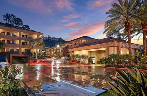 Mission Valley Hotel | Making The Best Memories Along The Way: Inviting Room with Pool Access