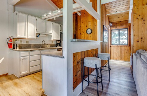 Sierra Holiday Apartment | Mammoth Lakes Vacation Rental: 1 Mi to Ski Area!