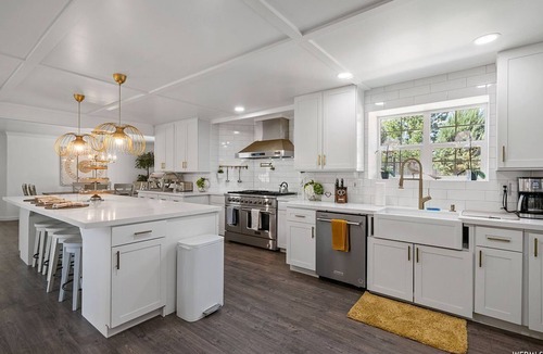 Bluffdale House | Mansion Pickleball Courts XL 17’ HotTub & Mini ZOO