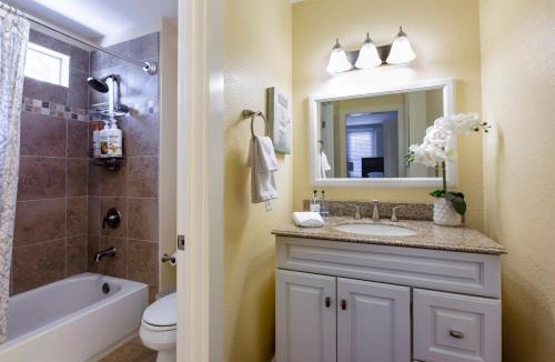 Northside House | Marbella Lane - 3BR UpprLvl DTWN SJ Ldry