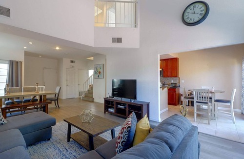 Mount Eden House | @ Marbella Lane - 4BR City Escape in Hayward