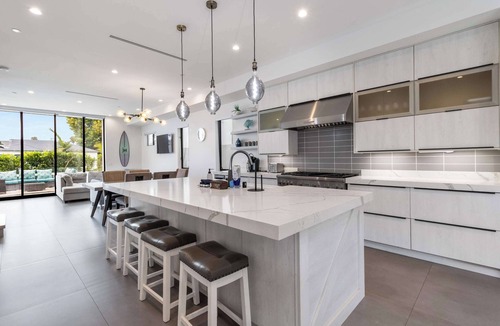 Yorktown Cottage | @ Marbella Lane - Luxe 4BR Haven w/Skyscape Views