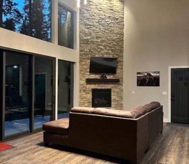 Fish Camp Villa | Mariposa Grove Creekside Retreat - To be featured on STAYCATION on the Destination Channel in 2026!