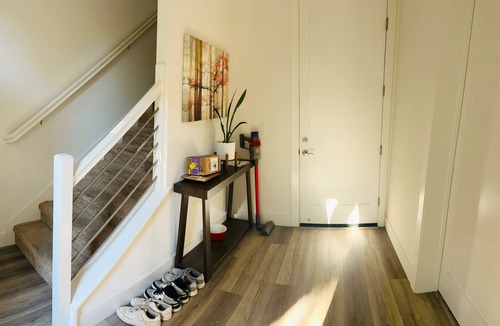 Fremont House | MASTER BEDROOM in New townhome in Central Fremont with AC.5 mins to Kaiser Tesla