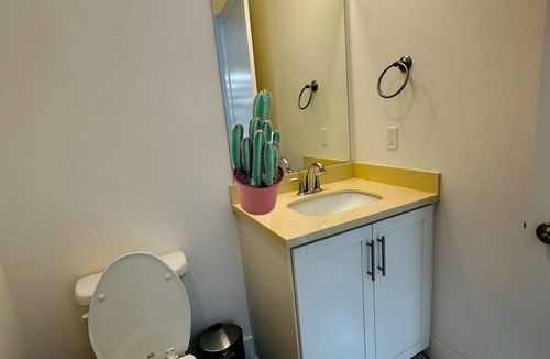 Fremont House | MASTER BEDROOM in New townhome in Central Fremont with AC.5 mins to Kaiser Tesla