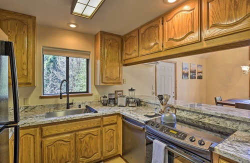 McCloud Cabin | McCloud Cabin w/3.5 Miles of Private Hiking!