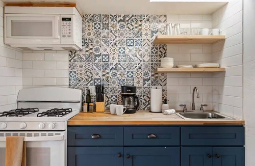 Mount Helix Cottage | Mediterranean-inspired 1BR Guesthouse - Full Kitchen, Workspace & Garden