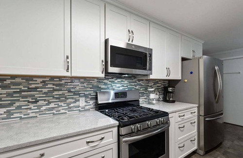Friendly House | Mellow Yellow - 7 Minutes To Uo & 4 Minutes To Downtown 3 Bedroom Home