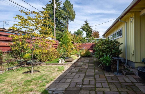 Friendly House | Mellow Yellow - 7 Minutes To Uo & 4 Minutes To Downtown 3 Bedroom Home