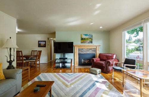Friendly House | Mellow Yellow - 7 Minutes to UO & 4 Minutes to Downtown home
