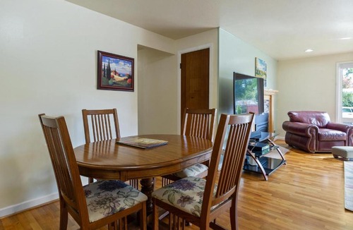 Friendly House | Mellow Yellow - 7 Minutes to UO & 4 Minutes to Downtown home