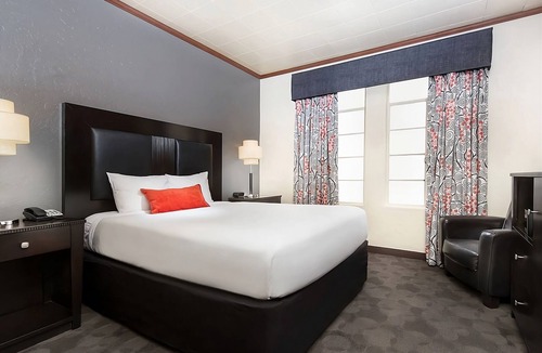 Downtown Las Vegas Hotel | Memorable Vacation At The Strip! Free Parking, Near SlotZilla Zipline!