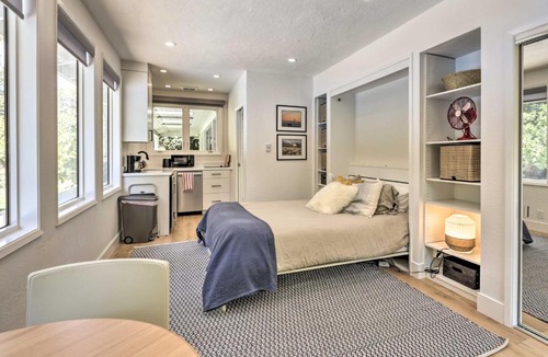 Linfield Oaks Apartment | Menlo Park Studio ~ 2 Mi to Stanford University