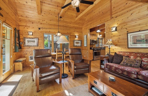 Camp Sherman Cabin | Metolius River Resort Cabin 10 Luxurious cabin on the Metolius River & fireplace