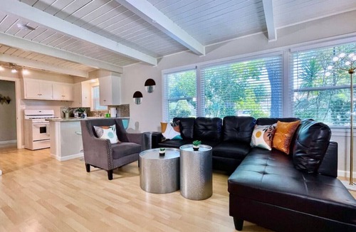 West Sacramento House | Mid-Century Modern · Covered Patio · BBQ · 5 Min to Downtown