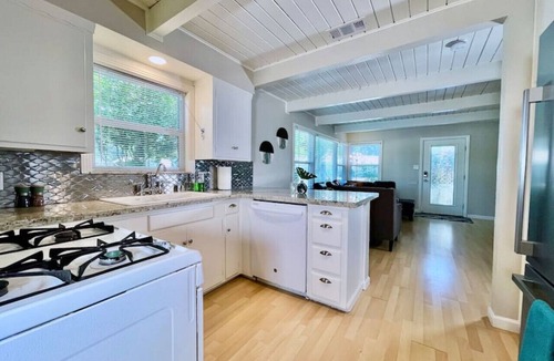 West Sacramento House | Mid-Century Modern · Covered Patio · BBQ · 5 Min to Downtown