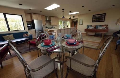 College Hill House | Mid-Century Modern, Custom Craftsmen 2-bedroom in Eugene - AC, Wi-Fi, & laundry