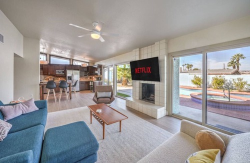 Las Vegas House | Mid Century Modern near STRIP w Pool King Suite