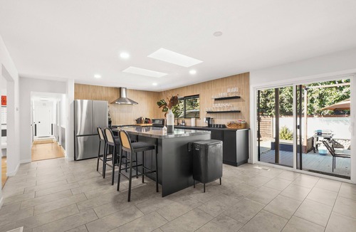 Napa House | Mid Century Modern Retreat in Napa with 4 Bedrooms and Spacious Backyard
