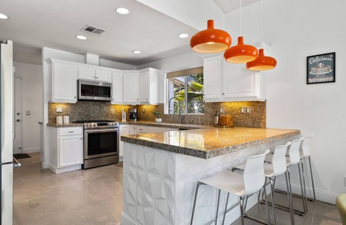 Indian Wells House | Mid-Century Modern Home with Pool & Epic Mountain Views. E-Scooters included