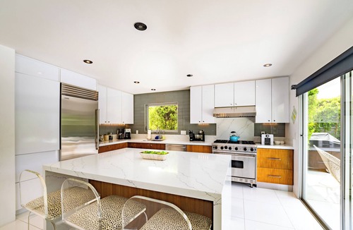 Twin Palms House | Mid-Century Modern/pool/spa/king beds/3 ensuite baths/fire feature