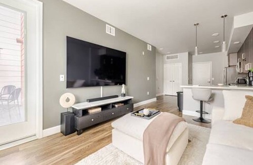 Downtown Sacramento Apartment | Mid-rise Modern Lux loft In The City