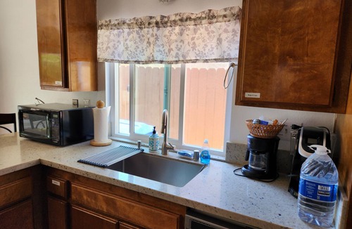 Bay Terraces House | Mid-term to Long-term. BBQ Grill. Private Backyard. EV Charger.Central Air