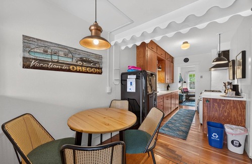Old Bend House | Middle Sister - Sweet Bungalow, Queen bed, Parking, Walkable downtown Bend
