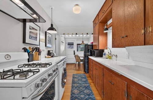 Old Bend House | Middle Sister - Sweet Bungalow, Queen bed, Parking, Walkable downtown Bend
