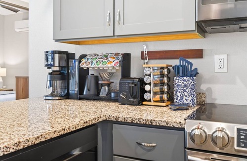 Old Southwest House | Midtown Reno Walkable Retreat Shared Backyard &Pool Access + Private Garage