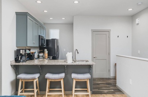 Old Southwest House | Midtown Reno Walkable Retreat Shared Backyard &Pool Access + Private Garage