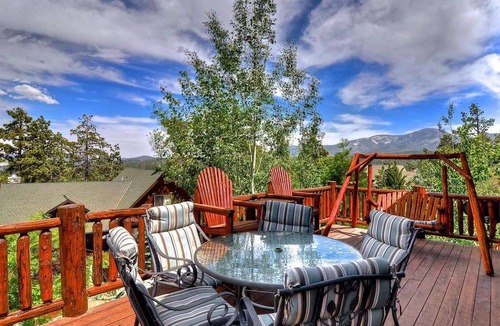 Castle Glen Estates House | Mighty Bear Manor by AvantStay Elevated Cabin w/ Pine Tree Views, Hot Tub & Pool Table