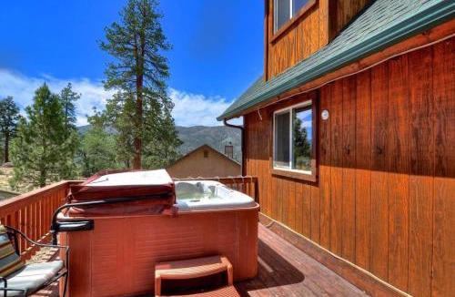 Castle Glen Estates House | Mighty Bear Manor by AvantStay Elevated Cabin w Pine Tree Views Hot Tub Pool Table