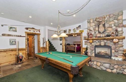 Castle Glen Estates House | Mighty Bear Manor by AvantStay Elevated Cabin w Pine Tree Views Hot Tub Pool Table