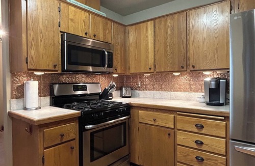 Oatfield House | Milwaukie 4BR/2.5BA Furnished Home – Hot Tub, Private Yard & Dual Workspaces