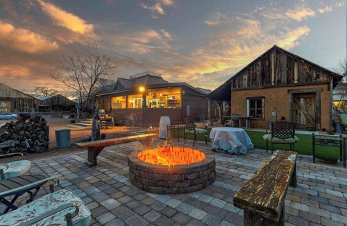 Payson House | Mini Cabin stay with pickleball court!