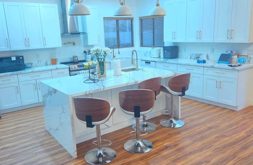 Greater Corona Village House | Mini Mansion with 5-bedroom, Jacuzzi, pool, basketball court welcoming Chandler