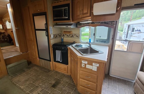 St. Regis House | Minigolf Course COUGAR Camper - Hot Tub - AC - Furnace - Fully Furnished