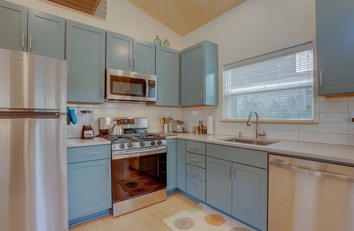 Larkspur House | MOD POD Sleek & Modern, A/C, Cozy Retreat, Walk to Downtown