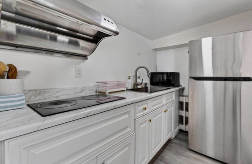 El Monte Condo | Modern 1B1B Private Entrance Gibson
