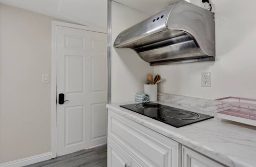 El Monte Condo | Modern 1B1B Private Entrance Gibson