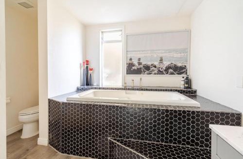 Point Richmond Apartment | Modern 2 BR 2BA Biz Friendly Duplex with Fast Wi-Fi and Workspaces