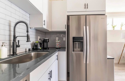 Sacramento House | Modern 2BR Near Downtown - Sleeps 6 + Suite