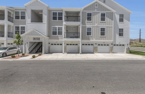 Saratoga Springs Condo | Modern 3 Bedroom Condo, Nestled in a Prime Location. Pets Permitted.